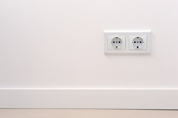 白色墙壁上的插座。家居设计图片下载