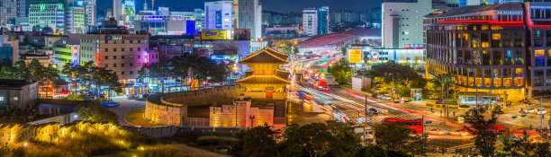 首尔兴景门东大门高速行驶，霓虹夜景一览韩国图片下载