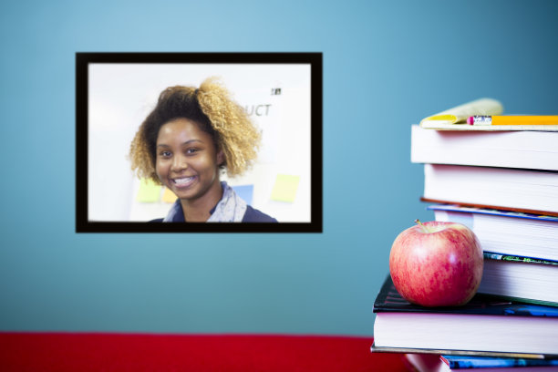 墙上的监视器。图片下载