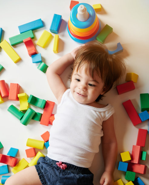 小女孩在玩木砖图片下载