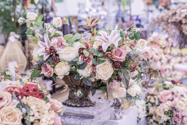 一束优雅的玫瑰为家庭装饰在柔和的淡紫色。室内装饰，人造花玫瑰百合，浪漫卡片与手工纺织花图片下载