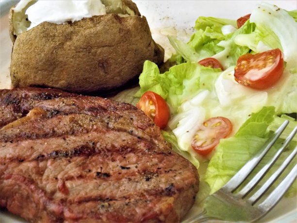 皇家免费照片-最伟大的食物背景艺术-美味的烤德尔蒙尼科牛排晚餐-我的牛排晚餐烤土豆和拌沙拉-爱我的牛排从烧烤-最好的菜单，食物博客，或网站艺术-迷人的食物摄影图片下载