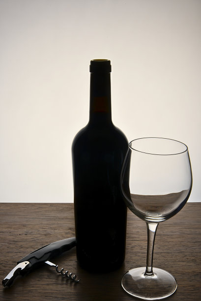 带有玻璃杯和开瓶器的酒瓶图片下载