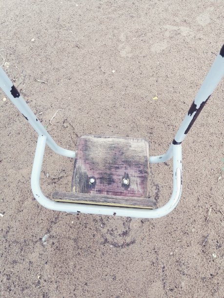 操场在公园里荡秋千，夏天阴天图片下载