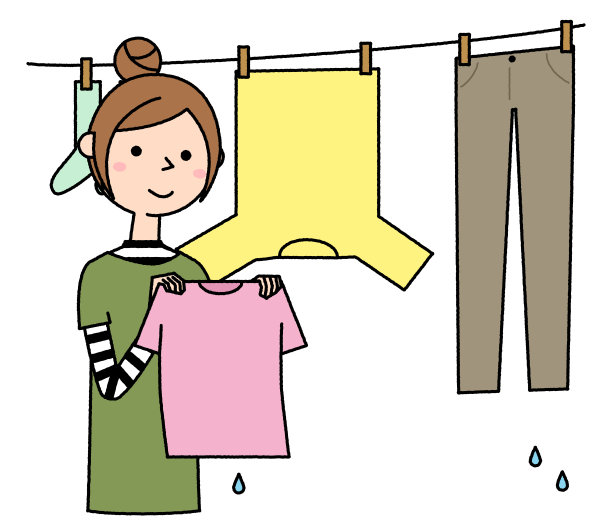 年轻女子正在擦衣服图片下载