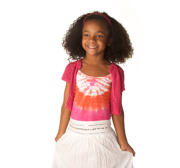 笑容可掬的小女孩，一头漂亮的卷发图片下载