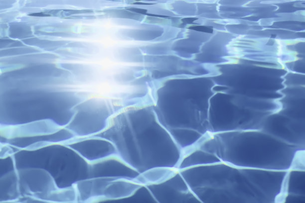 蓝色涟漪水背景，游泳池水太阳反射图片下载