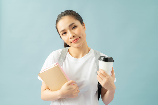 不高兴困倦劳累的女孩喝外卖咖啡，在考试前学习了一整夜材料后感到疲劳图片下载