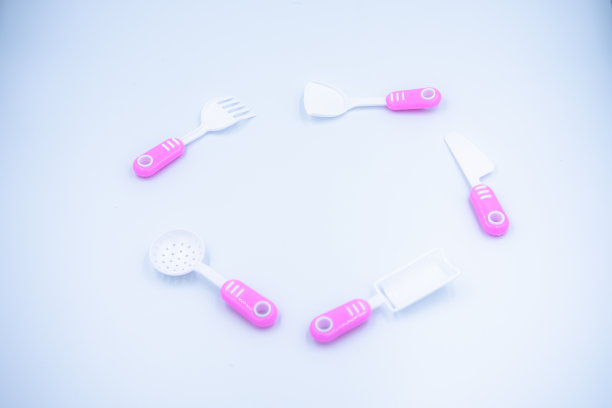 儿童的粉色塑料炊具，用于在白色背景上烹饪图片下载