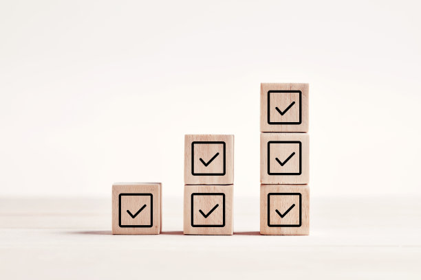 在带拷贝空间的蓝色背景下的木块上打勾。检查表的概念。图片下载