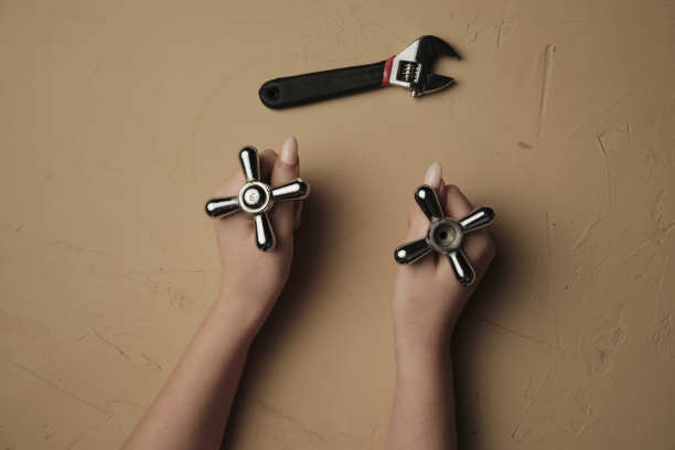 拿着扳手的女孩。一个女人手里的扳手特写。图片下载