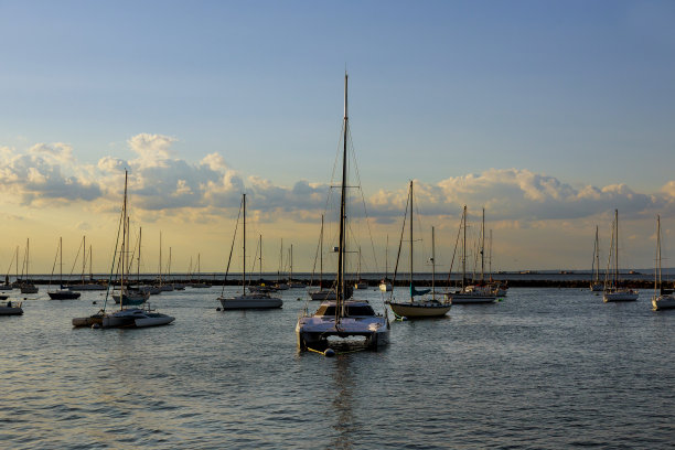 日落时分乘坐游艇欣赏私人海湾美景图片下载