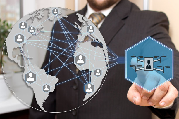 商人用用户在触摸屏上选择四旋翼飞行器图标。购买和租用有人驾驶的四轴飞行器，出租车图片下载