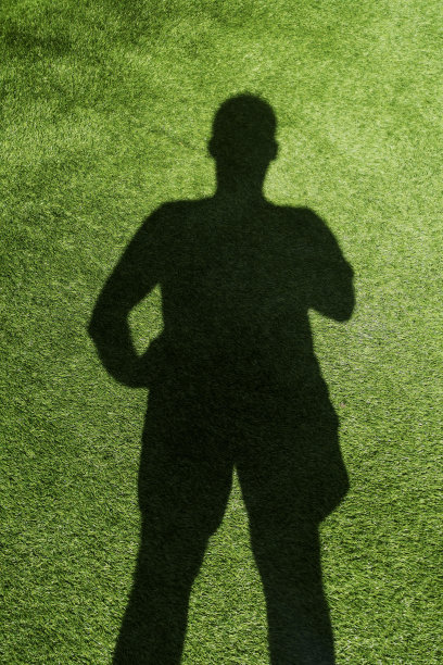 草上有一个人的影子，人造的草图片下载