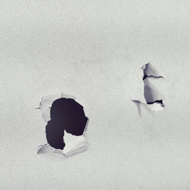 房子里的一堵墙被一只手的拳头击打着图片下载