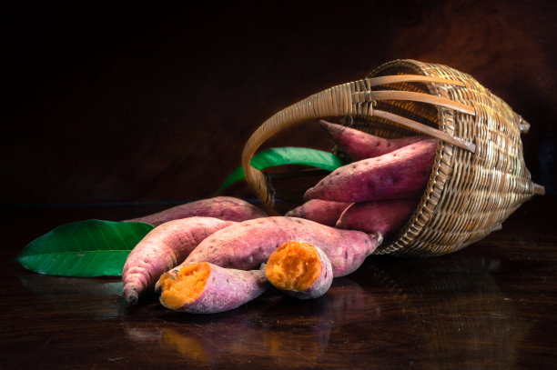 静物红薯竹篮。图片下载