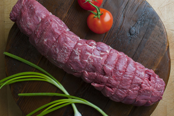 肉店的肉。屠夫商店的生肉拍摄在木制屠夫块。经典的美国肉店切肉。牛排，牛排骨，菲力牛排，猪排骨，猪腰肉，肋眼和羊腿。图片下载