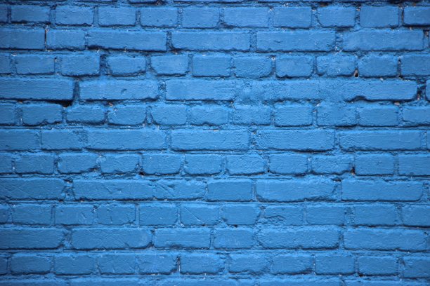 旧砖墙漆成纯蓝色。美丽的垃圾表面背景图片下载