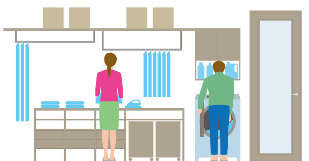 住房。洗衣房。整理衣服的夫妇图片下载