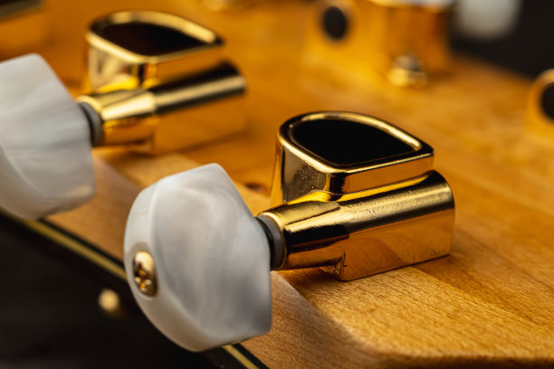 木制的旧木吉他头。宏观照片。图片下载