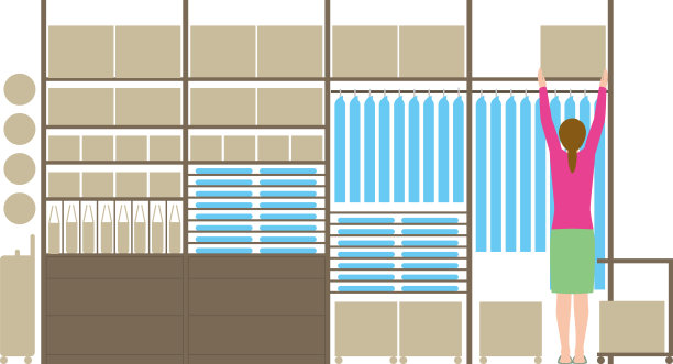 住房。带着衣帽间和行李的女人图片下载