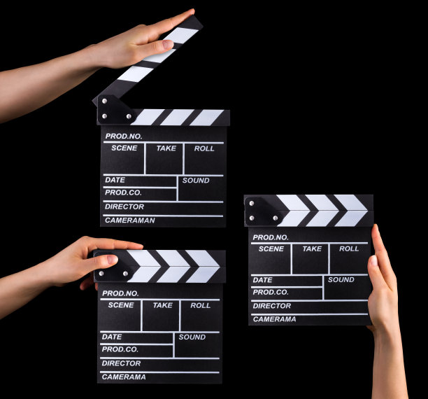 一套胶片拍板和人的手孤立在黑色背景上图片下载