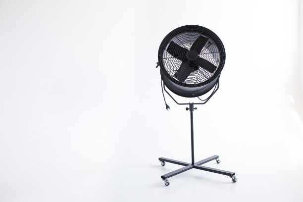 白色房间里的黑色强力风扇。工作室孤立图片下载