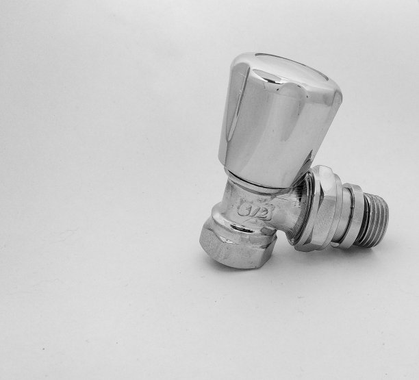 镀铬阀门的水加热毛巾轨上的白色背景图片下载