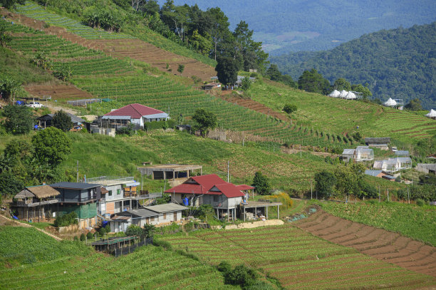 旅游和住宿在山脚下图片下载