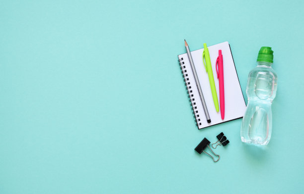 回到学校。学校配件在纸薄荷的背景。布局。图片下载