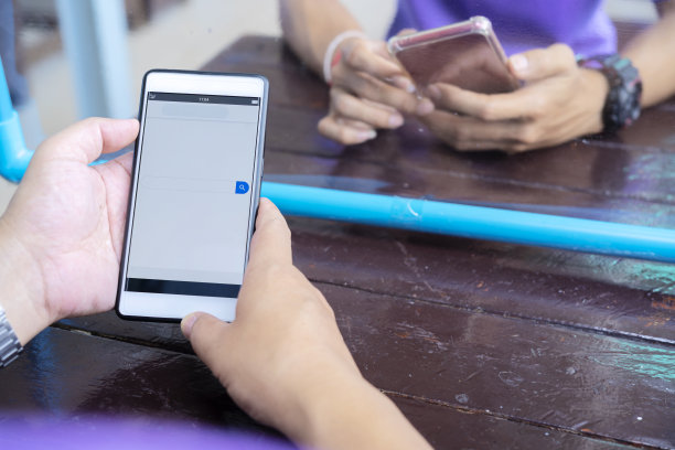 搜索概念。亚洲商人正在使用智能手机。用你的手指触摸屏幕来搜索图片下载