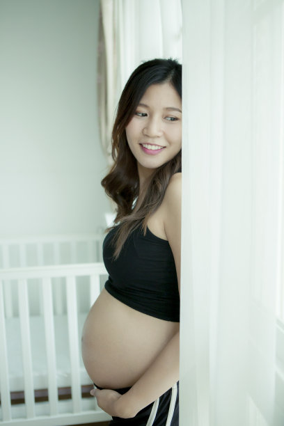 美丽怀孕的笑脸带着幸福的情感图片下载
