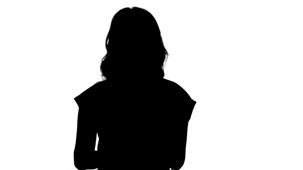 剪影女士穿着红色t恤，手里拿着平板电脑，一脸严肃地对着镜头说话图片下载