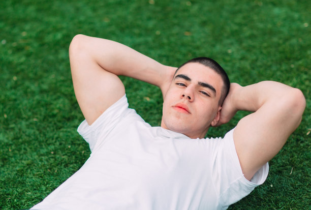 在草地上训练的运动员图片下载