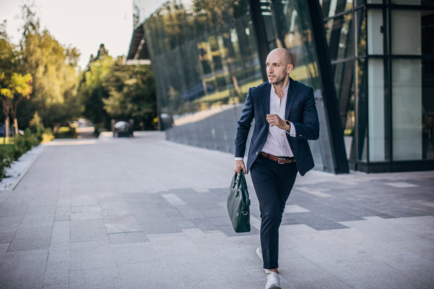 一个英俊的商人正在去上班的路上图片下载