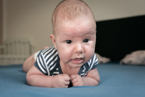 一个3个月大的男婴的肖像图片下载