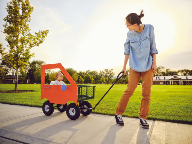 坐在自制橙色车里的小女孩图片下载