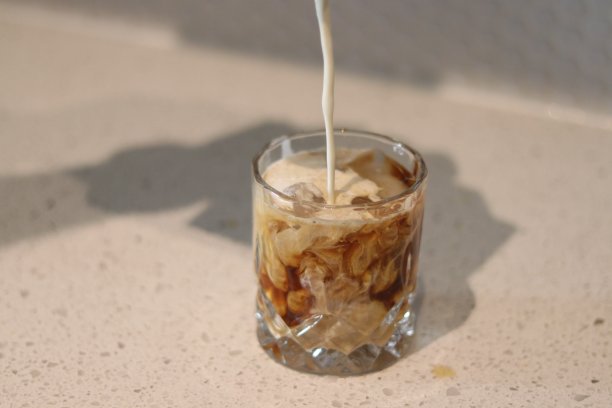 早晨喝咖啡图片下载