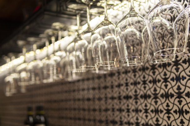 餐厅里倒挂在吧台上的酒杯图片下载