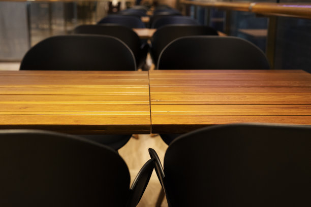 桌椅在室内灯光下图片下载
