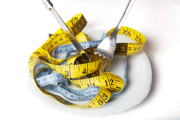 盘上带卷尺的叉子。孤立在白色的。节食的概念图片下载