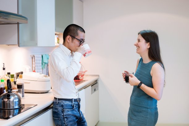 一对夫妇在厨房里喝早餐咖啡图片下载