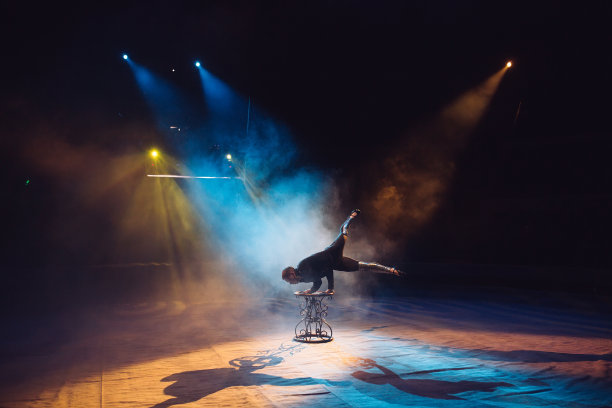 在马戏团舞台上跳舞的人图片下载