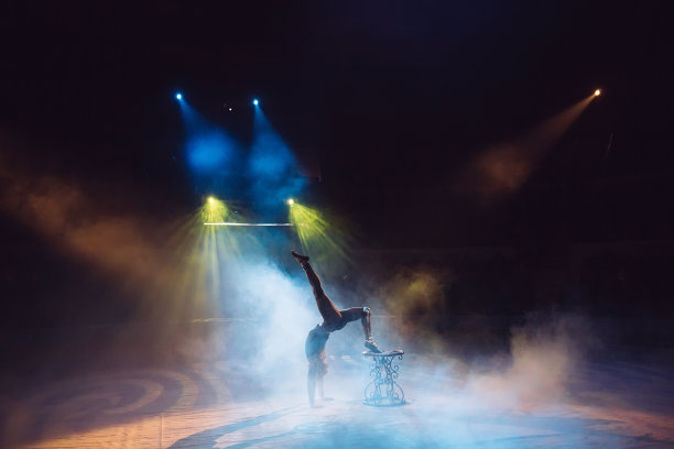 在马戏团舞台上跳舞的人图片下载