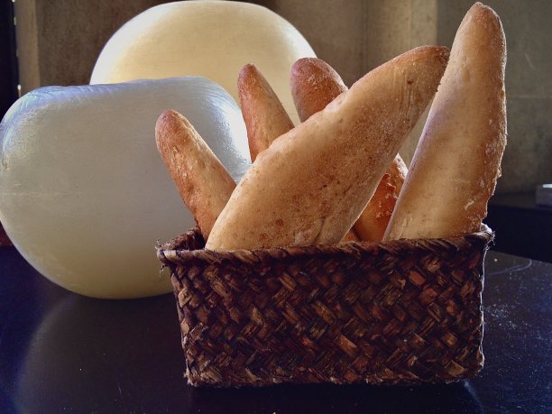 新鲜出炉的暖面包篮图片下载