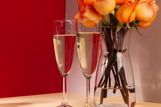 香槟杯与玫瑰花瓶的照片近距离图片下载