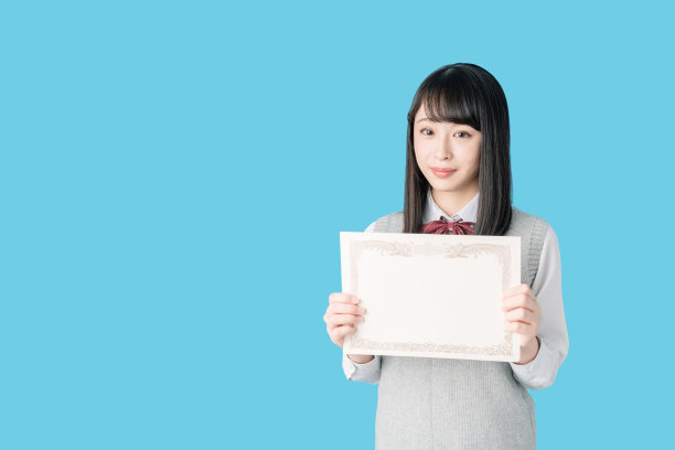 亚洲女学生拿着奖状。图片下载