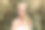 户外时尚照片年轻美丽的女士包围秋天的树叶图片下载