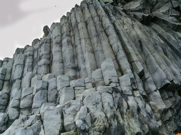 冰岛Reynisfjara黑沙滩上的玄武岩柱，特写图片下载
