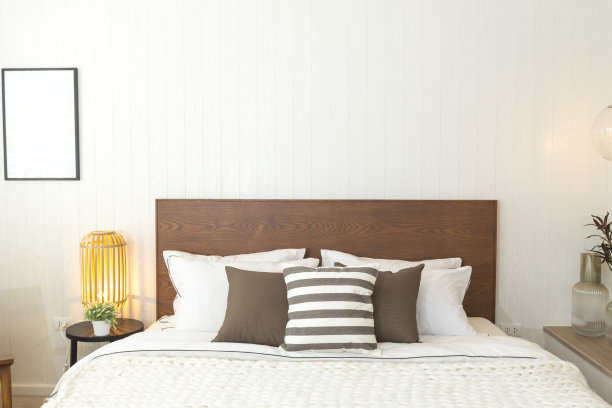 乡村风格的主卧室和吊灯。图片下载